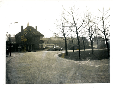  Herenstraat gezien vanaf de Herenstraat voor de RK kerk. Het huis links is gebouwd in 1929 door H. van Es naar een ...