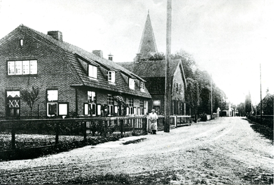  Herenstraat gezien vanaf het kruispunt met de Pelikaanweg (rechts) en Ds. Pollaan (links). Op de achtergrond de toren ...