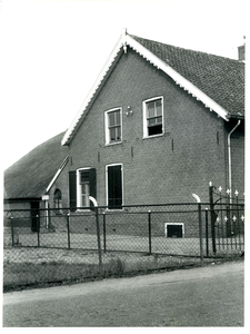  Herenstraat 26. Zijaanzicht dwarshuisboerderij gerenoveerd in 1979. Bewonersgegevens gaan terug tot 1509.
