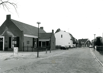  Herenstraat met links de in 1967 gebouwde kantoor van de Rabobank (Brink 2).