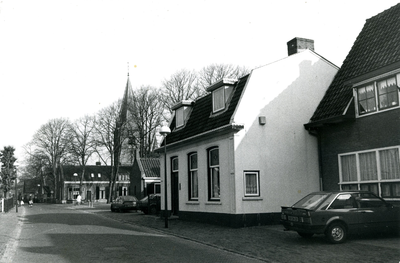  Herenstraat met zicht op NH Sint Ste\venskerk. Het witte huis werd bewoond door Jan van Leeuwen. Rechts het ...