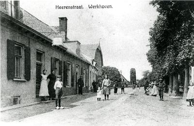  De herenstraat rond 1920. Geheel links de winkel van Debets waarin naast bakkerijproducten ook o.a. prentbriefkaarten ...