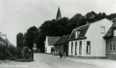  Herenstraat met zicht op NH Sint Stevenskerk. Het witte huis werd bewoond door Jan van Leeuwen. Rechts het ...
