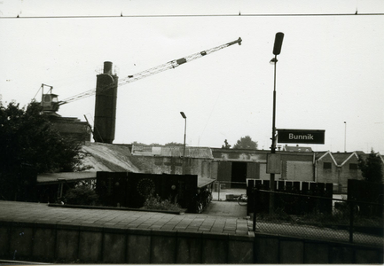 Station Bunnik aan de Groeneweg. Op achtergrond betonindustrie 'Destrebecq'