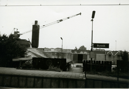  Station Bunnik aan de Groeneweg. Op achtergrond betonindustrie 'Destrebecq'