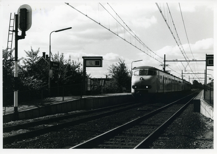 Station Bunnik aan de Groeneweg gezien richting zijde A12. Op spoor NS treinstel type 'Hondenkop'