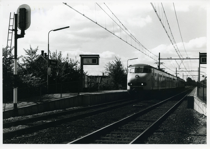  Station Bunnik aan de Groeneweg gezien richting zijde A12. Op spoor NS treinstel type 'Hondenkop'