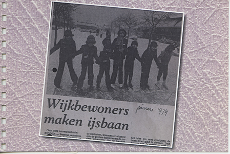  Foto krantenartikel over de aanlef van een ijsbaan door bewoners in het Grunoplantsoen