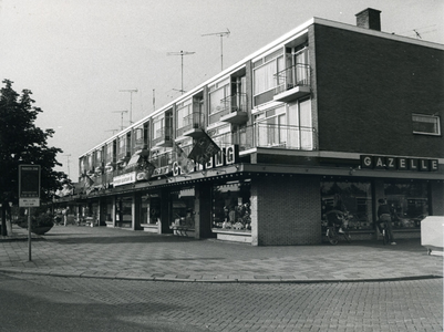  Winkelstraat aan de Van Hardenbroeklaan. Op 29 augustus 1966 opende, als eerste in de rij van nieuw te vestigen ...