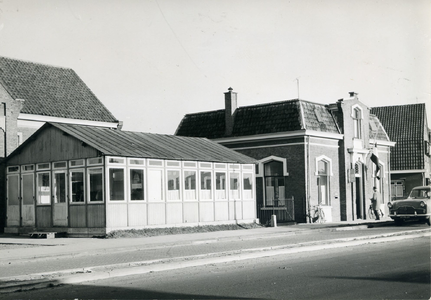  Oude postkantoor hoek Van Hardenbroeklaan - Provinciale weg met noodgebouw 'De Grondslag'