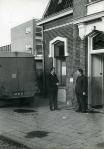  Hoofdingang oude postkantoor hoek Van Hardenbroeklaan - Provinciale weg. Rechts postauto met kenteken US-81-35