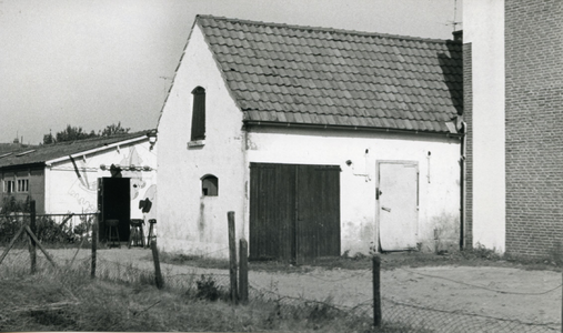  Oude schuren. De barkrukken horen bij de oude schietloods van 'De Kromme Rijnschutters'. In gebruik van 1959 tot 1982. ...
