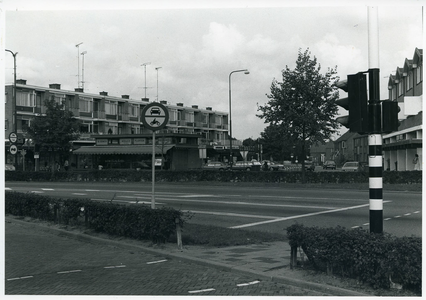  Winkelcentrum Van Hardenbroeklaan gezien van overzijde Provinciale weg