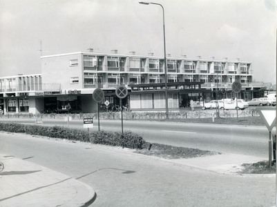  Winkelcentrum Van Hardenbroeklaan gezien van overzijde Provinciale weg. Links supermarkt VIVO thans AH