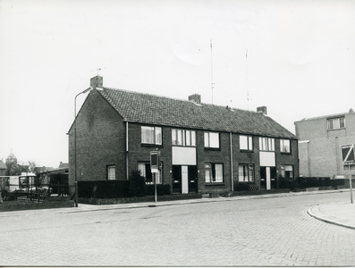  Woonhuizen aan de Van Hardenbroeklaan gesloopt t.b.v. winkelcentrum 'Rijnwaerde'