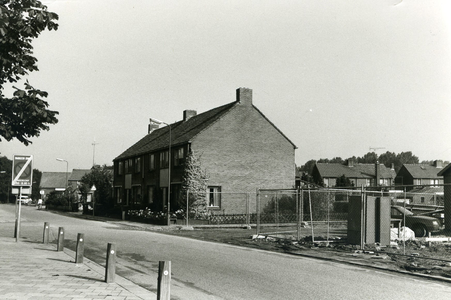  Van Hardenbroeklaan met rechts sloop huizen t.b.v. winkelcentrum 'Rijnwaerde'