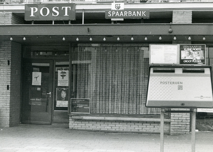  Postkantoor, op 1 maart 1968 in gebruik genomen als hulppostkantoor. In juni 1986 verplaatst naar nieuwbouw Dorpsstraat.