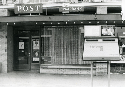  Postkantoor, op 1 maart 1968 in gebruik genomen als hulppostkantoor. In juni 1986 verplaatst naar nieuwbouw Dorpsstraat.