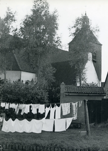  Nederlands Hervormde kerk gezien vanuit een achtertuin tijdens wasdag