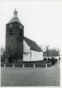  Nederlands Hervormde kerk rechtsvoor gezien vanaf parkeerplaats. Op de achtergrond de Witte Huisjes