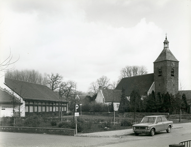  Nederlands Hervormde kerk met links het Gemeentekantoor van Bunnik gezien vanaf de Langstraat