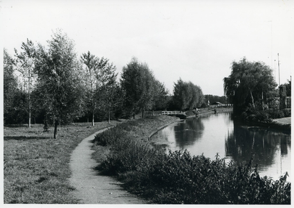  Kromme Rijn gezien vanaf de Raadhuisbrug. Links: De Wetstein Pfinsterpark