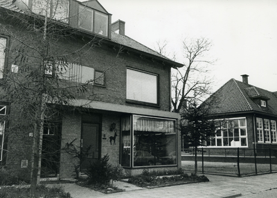  In 1974 werd het winkelpand van kruidenier Klomp verbouwd tot woonhuis. Rechts de Victoriaschool
