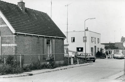  Links woonhuis (gesloopt) gelegen naast beton- en tegelfabriek Destrebecq