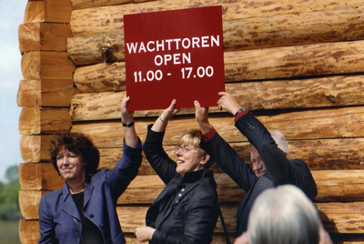  Opening wachttoren Romeins Castellum op 16 mei 2004. V.l.n.r.: Y. Horsten (regiodirecteur Staatsbosbeheer), H. v. ...