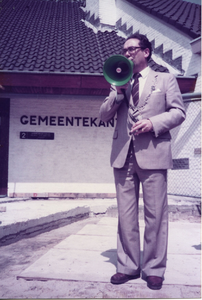  Uitbreiding gemeentekantoor 1983/1984, eerste steenlegging door burgemeester J.V.M. Steegmans