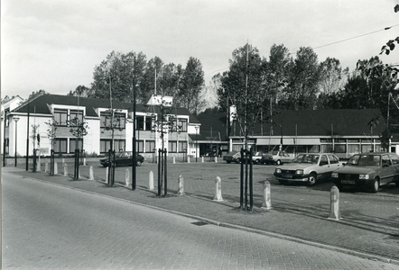  Nieuwe gemeentehuis met nieuw aangelegd plein/parkeerplaats. Geopend op 2 maart 1984