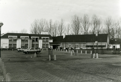  Nieuwe gemeentehuis gezien vanaf het plein/parkeerplaats aan de Langstraat