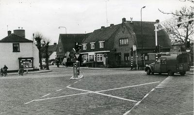  Kruispunt Molenweg / Stationsweg / Dorpsstraat. Links de levenmiddelenzaak van Herman van de Brug, geopend in 1952. In ...