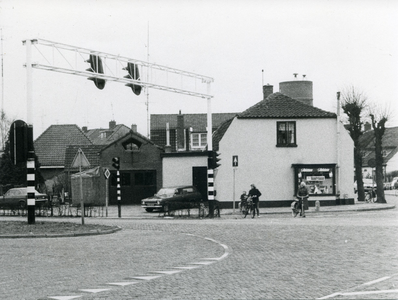  De levensmiddelenzaak van Herman van de Berg, Molenweg 1, geopend in 1952. Tot die tijd was het pand in gebruik als ...
