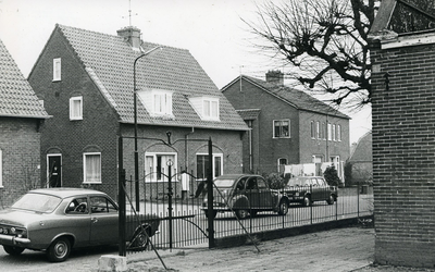  Woonhuizen aan de Molenweg. Links huissnummer 31