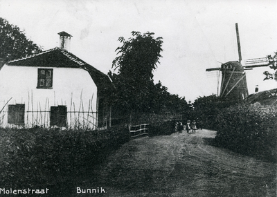  Molenstraat Bunnik. Links woonhuis dat in 1952 levensmiddelenzaak Herman van de Brug werd. Rechts de molen, gebouwd in ...