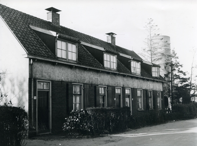 Diaconiewoningen Molenweg 26 - 32. Op 28 juli 1966 werden de onbewoonbaar verklaarde woningen naast de molen ...