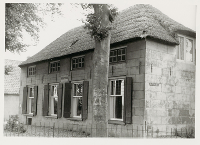 Voorgevel en ged. rechterzijgevel van dwarshuisboerderij 't Vagevuur