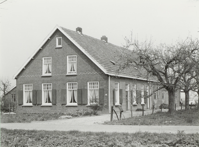 Voorgevel en rechter zijgevel van langhuisboerderij