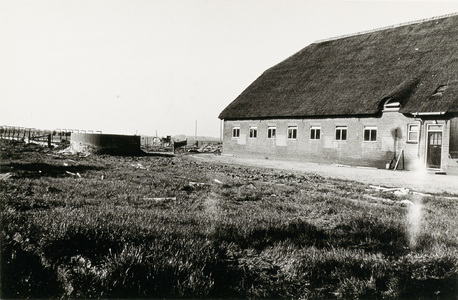 Linkerzijgevel van het achterhuis van de boerderij, links daarvan een open silo.