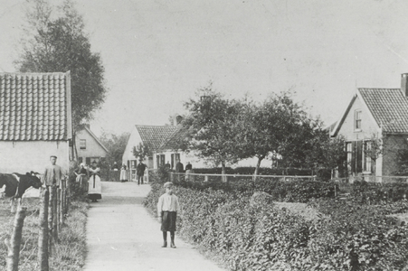 Een deel van de Boomgaardweg, zoals het was in 1905. De twee huizen rechtsmidden zijn verdwenen, de andere staan er ...