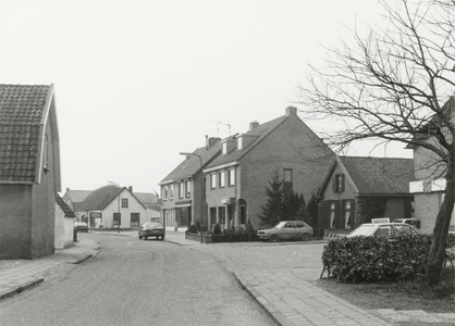 De Boomgaardweg met op de achtergrond Bloemenboetiek Annemiek (witte huis), rechts daarvan resp. kapsalon Miltenburg, ...