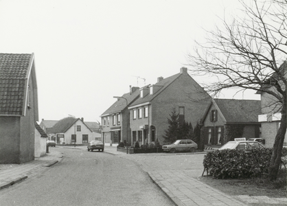  De Boomgaardweg met op de achtergrond Bloemenboetiek Annemiek (witte huis), rechts daarvan resp. kapsalon Miltenburg, ...