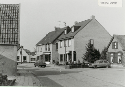 Gezicht op de Boomgaardweg richting De Meent, vanaf links wit woonhuis, kapsalon Annemiek 5a, slagerij 5b, de apotheek ...