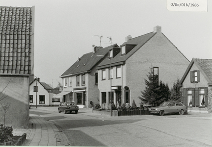  Gezicht op de Boomgaardweg richting De Meent, vanaf links wit woonhuis, kapsalon Annemiek 5a, slagerij 5b, de apotheek ...