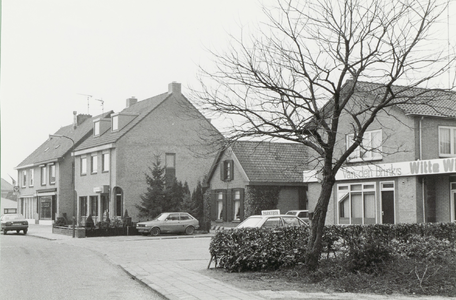  Gezicht op de Boomgaardweg richting De Meent, vanaf links kapsalon Annemiek 5a, slagerij 5b, de apotheek nr. 7, nr. 9 ...