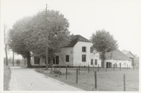  Voorgevel met twee oude leilinden en rechterzijgevel boerderij 't Uilegat.