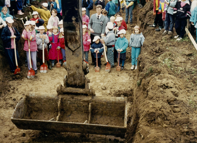  Leerlingen van de 3 basisscholen met gemeenteambtanaar Tj. Jaarsma bij de start van de bouw.