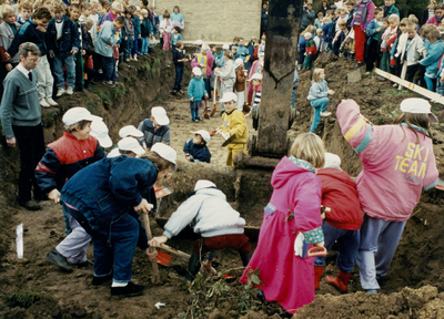  Leerlingen met scheppen aan het graven t.g.v. de start van de bouw van 3 basisscholen.