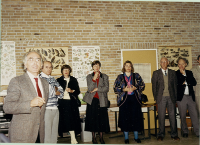  Van links naar rechts: directeur Heijmerink (bouwbedrijf), R. Hoogmoed (hoofd PC basisschool 'De Beurthonk') en ...